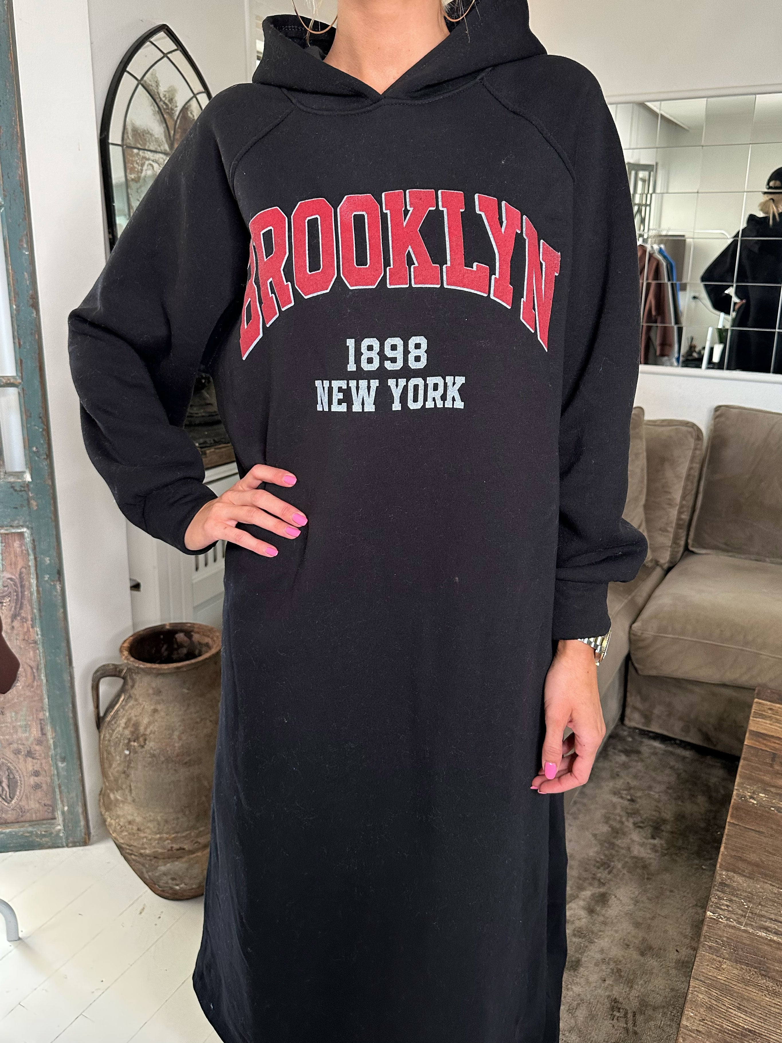 Angela - Lang hoodiekjole i bomuld med skrift på brystet